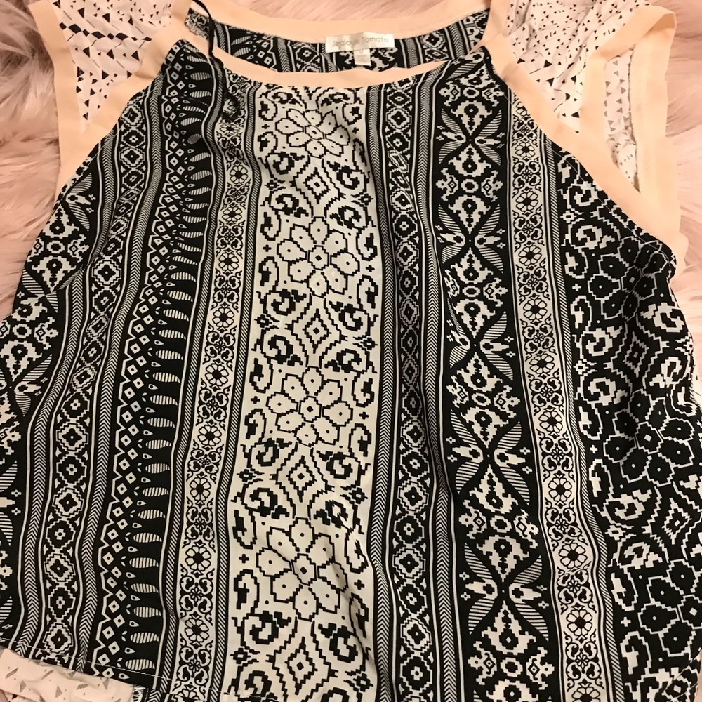 Pattern blouse with short sleeves